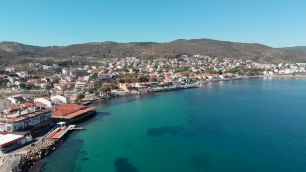 在土耳其第三大城市伊兹密尔美丽的乌拉发生了多起无人驾驶飞机射击事件 夏日阳光明媚的早晨 爱琴海的蓝水 海鸥和帆船 — 图库视频影像