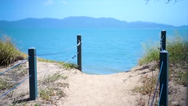 Shot Sandy Australian Beach Entry Path Sunny Day Camera Moves — Stockvideo