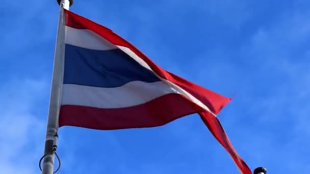 Lonely Thai Flag Moving Slowly Wind Blue Sky — Wideo stockowe