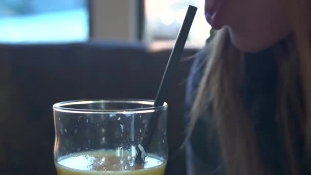 女孩喝橙汁 — 图库视频影像