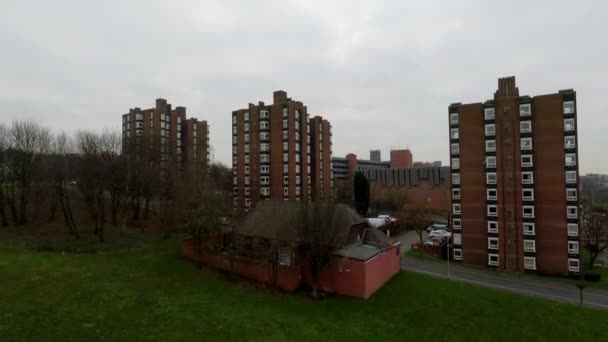 Vista Aérea Los Bloques Torre Gran Altura Pisos Construidos Ciudad — Vídeos de Stock