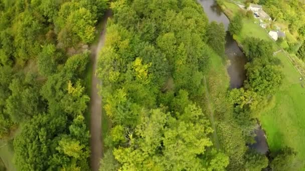 Aerial View Cyclists Riding Forest Woods Headstone Viaduct Bridge Derbyshire — Stockvideo