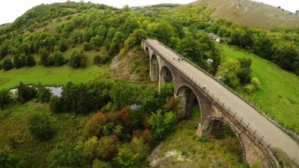 Aerial View Cyclists Hikers Crossing Headstone Viaduct Bridge Derbyshire Peak — ストック動画