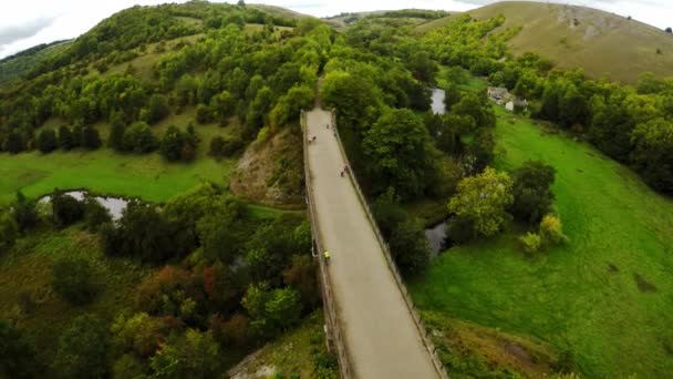 Descending Aerial View Cyclists Hikers Crossing Headstone Viaduct Bridge Derbyshire — Stock videók