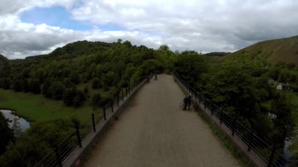 Luftaufnahme Von Radfahrern Die Über Das Grabstein Viadukt Fahren Brücke — Stockvideo
