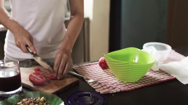 Girl Chopping Tomato Kitchen — Vídeo de Stock