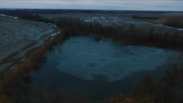 Drone Volando Sobre Lago Parcialmente Congelado Que Tiene Formaciones Hielo — Vídeos de Stock