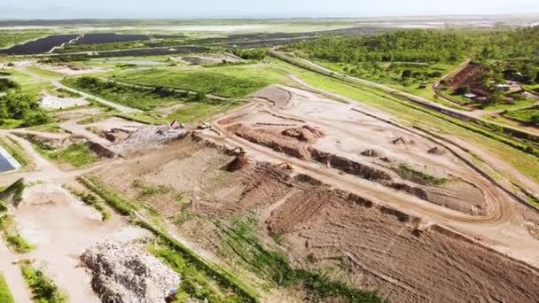 Drone Volant Vers Site Enfouissement Que Caméra Penche Lentement Vers — Video