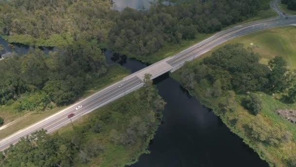 Cinematic Drone Clip Lakeshore Road Bridge Canal Connects Lake Minnehaha — Vídeo de Stock