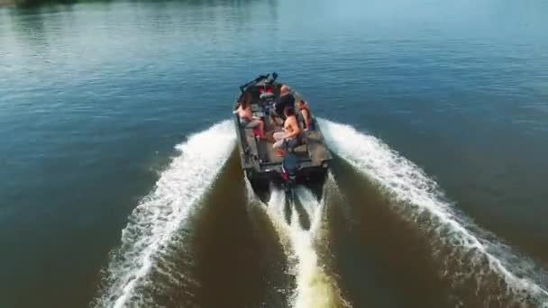 Imágenes Del Dron Barco Camuflaje Bajo Ralentí Alrededor Pequeño Lago — Vídeo de stock