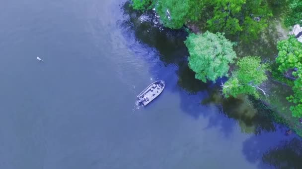 Drone Filmato Basso Mimetizzazione Barca Oziare Intorno Piccolo Lago Nel — Video Stock