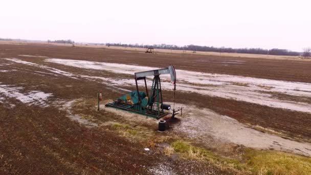 Steady Overhead Shot Drone Pump Jack Collecting Oil Oilfield Field — Vídeo de Stock