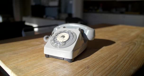 Vecchio Telefono Sul Tavolo — Video Stock