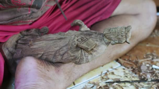 Pengrajin Bali Membuat Patung Kayu — Stok Video