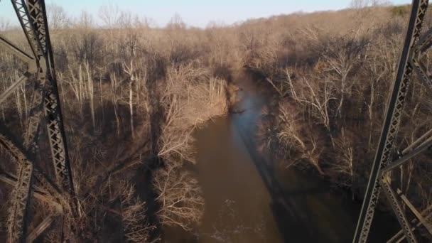 Odwracając Się Błotnistej Rzeki Appomattox Odsłonić High Bridge Trail Zrekonstruowany — Wideo stockowe