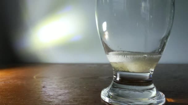 Крупним Планом Бульбашки Газовані Напої Вливаються Склянку — стокове відео