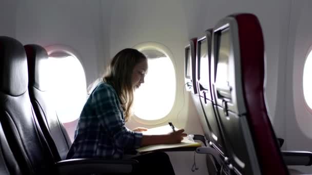 Girl Airplane Working — Videoclip de stoc