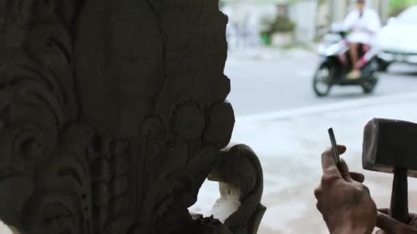 Balinese Craftsman Making Stone Temple — Vídeos de Stock