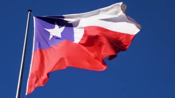 Chilská Vlajka Vlnící Napravo Modrá Obloha Vzadu — Stock video