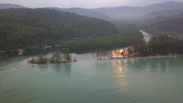 มมองทางอากาศตอนเช าจากโดรนส งในท องฟ ายกล องข นเผยให หาดทราย ชายฝ งและภ — วีดีโอสต็อก