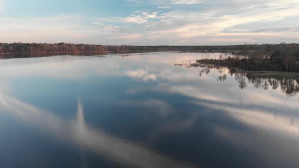 Slowly Flying Backwards Beautiful Lake Blue Evening Sky Reflected Gentle — ストック動画