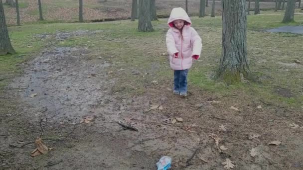 Young Girl Walks Tree Park Light Rain Pick Trash Throw — Stockvideo