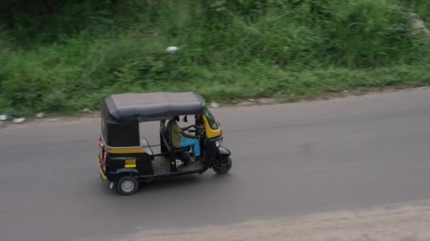 Tuktuk Driving Road Looking — Stock video