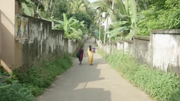 Две Девушки Ходят Индейской Одежде — стоковое видео