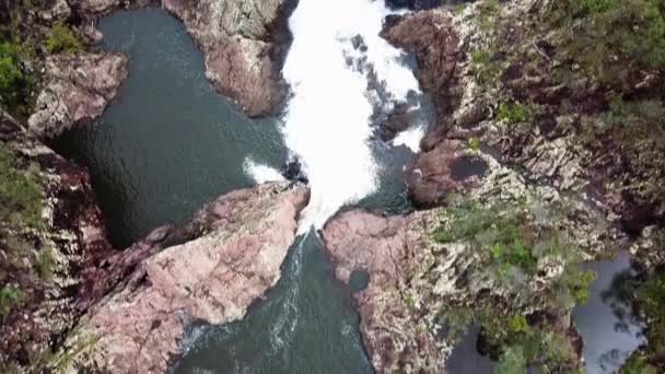 Drone Looking Straight While Flying Edge Huge Waterfall — ストック動画