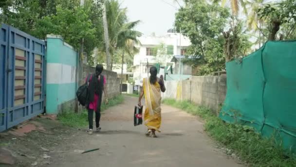 Two Girls Walking Traditional Cloth India — Videoclip de stoc