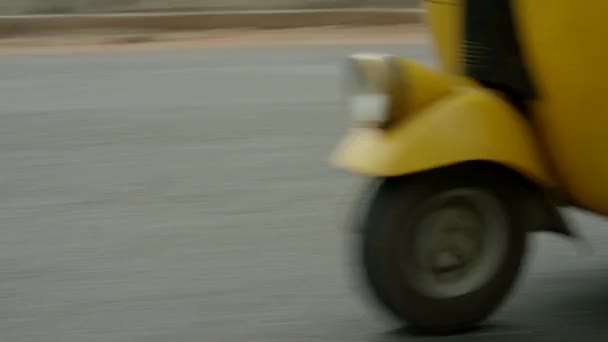 Tuktuk Ridding Very Busy Asian Road — 비디오