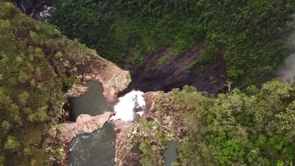 Drone Flys Cliff Edge Revealing Massive Waterfall — Vídeo de Stock