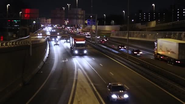 Traffic City Night Steady Shot Cars Changing Lanes Arriving Busy — Vídeo de stock
