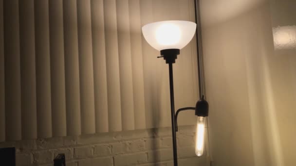 Зміна Кольору Світлодіодної Лампи Змінюється Від Жовтого Червоного — стокове відео