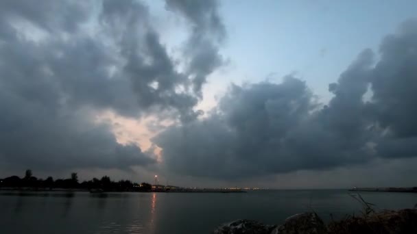 Timelapse Quickly Moving Dramatic Clouds Sunrise Fishing Bay Thailand Sun — Vídeo de stock