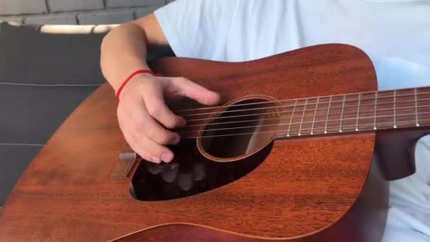 Gitar Çalıyor Aşağıdan Vurulmuş — Stok video