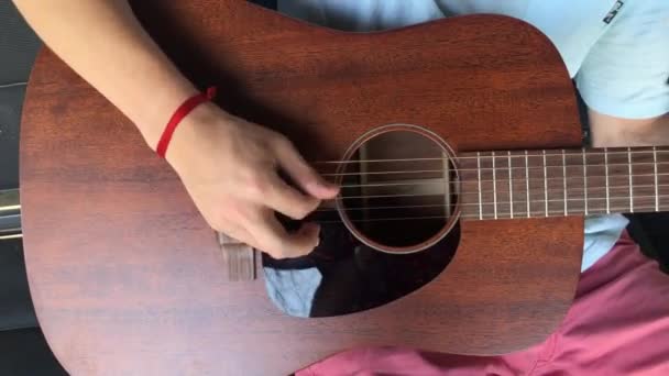 Hand Playing Guitar Body Shot — Stok video