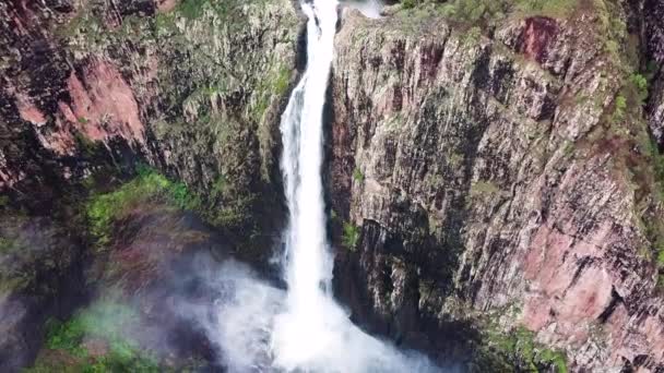 Drone Voando Direção Cachoeira Enorme Câmera Inclina Para Baixo Para — Vídeo de Stock