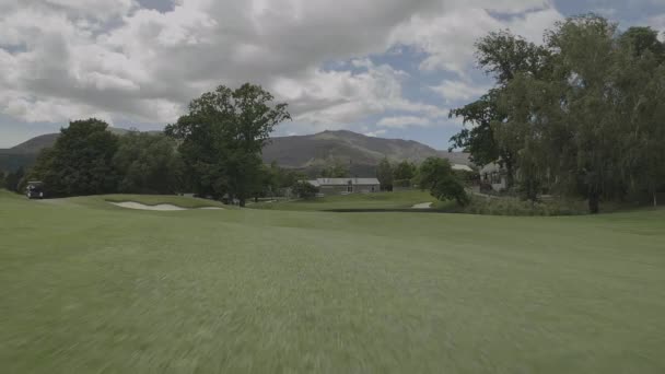 Golf Field Flag Distance Filmed Gimbal Slow Motion — Vídeo de Stock