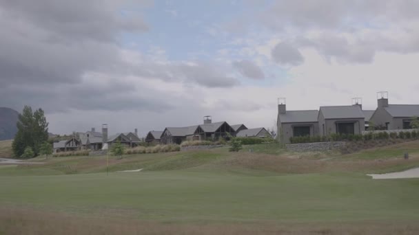 Golf Field Flag Distance Buildings Filmed Gimbal Slow Motion — Vídeos de Stock