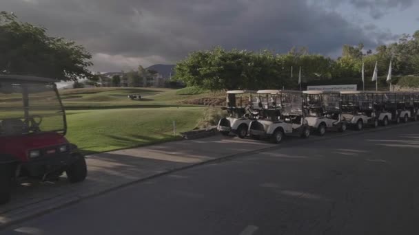 Beautiful Shot Golf Carts Parking Line Slow Motion Filmed Gimbal — 图库视频影像