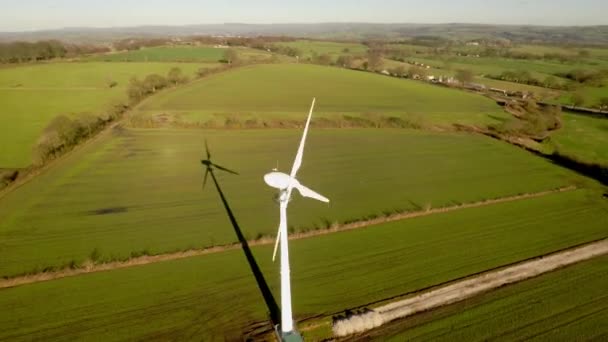 Windräder Und Landwirtschaftliche Felder Einem Sommertag Energiegewinnung Mit Sauberer Und — Stockvideo