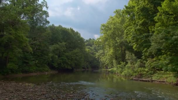 Rocky River Drone Πλάνα Χαμηλό Υψόμετρο — Αρχείο Βίντεο