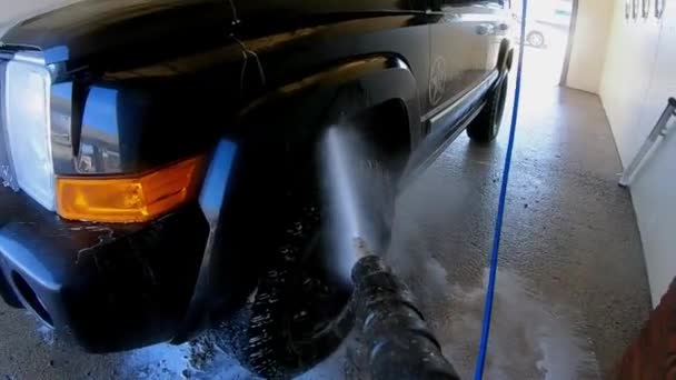 Using Wand Sprayer Car Wash Clean Hood Tires Jeep Filmed — Stok video