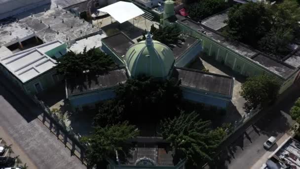 Câmera Aérea Subindo Lado Lançando Para Igreja Colonial Santiago Apostol — Vídeo de Stock