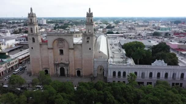 Aerial Camera Ascending Pitching Focussed Cathedral Merida Grand Plaza Merida — Stok video