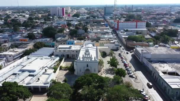 在墨西哥尤卡坦梅里达圣地亚哥使徒岛的殖民教堂上 空中摄影机冲入冲下 — 图库视频影像