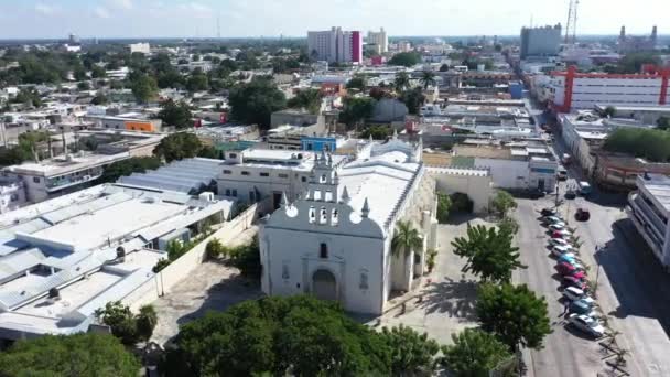 Aerial Camera Ascending Side Pitching Colonial Church Santiago Apostol Merida — Video
