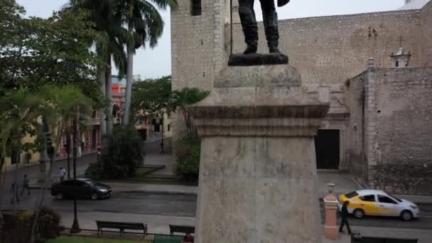 Câmera Aérea Erguendo Por Trás Uma Estátua Parque Hidalgo Continuando — Vídeo de Stock