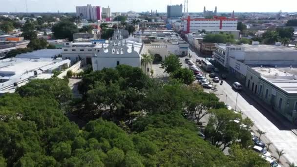 Aerial Camera Descending Reveal Colonial Church Santiago Apostol Merida Yucatan — Stockvideo